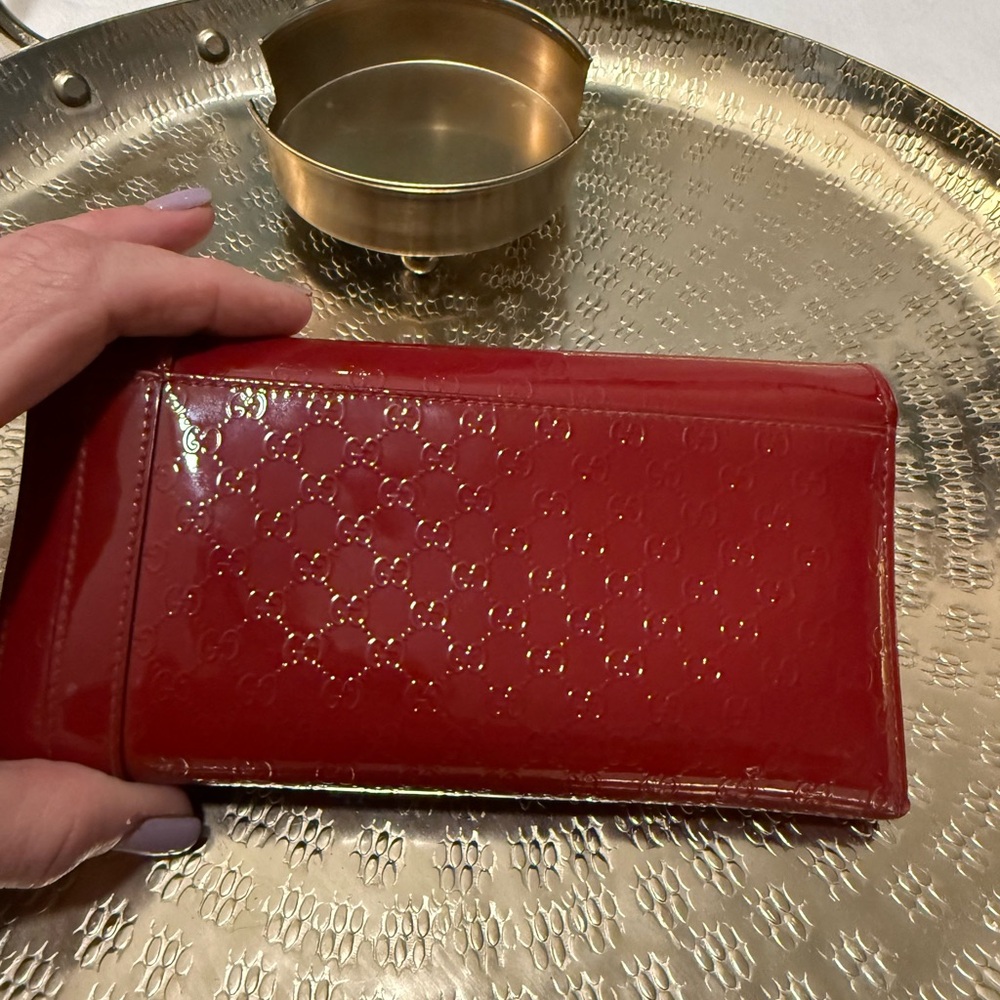 Gucci Red Clutch with Glossy Finish and Fold-Over Design - Picture 3 of 15